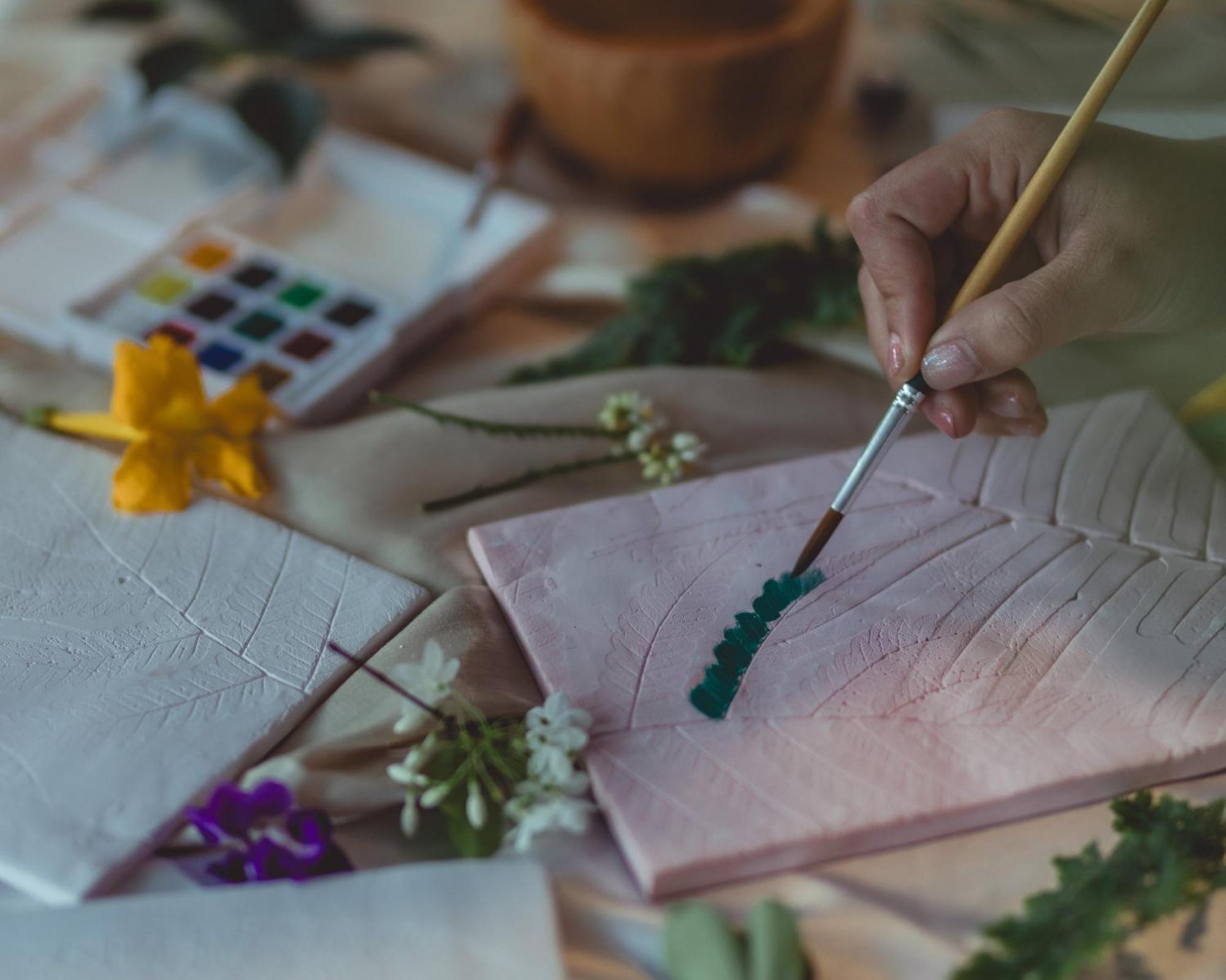 منتجع دينسو Patong المظهر الخارجي الصورة A hand painting a silk fabric