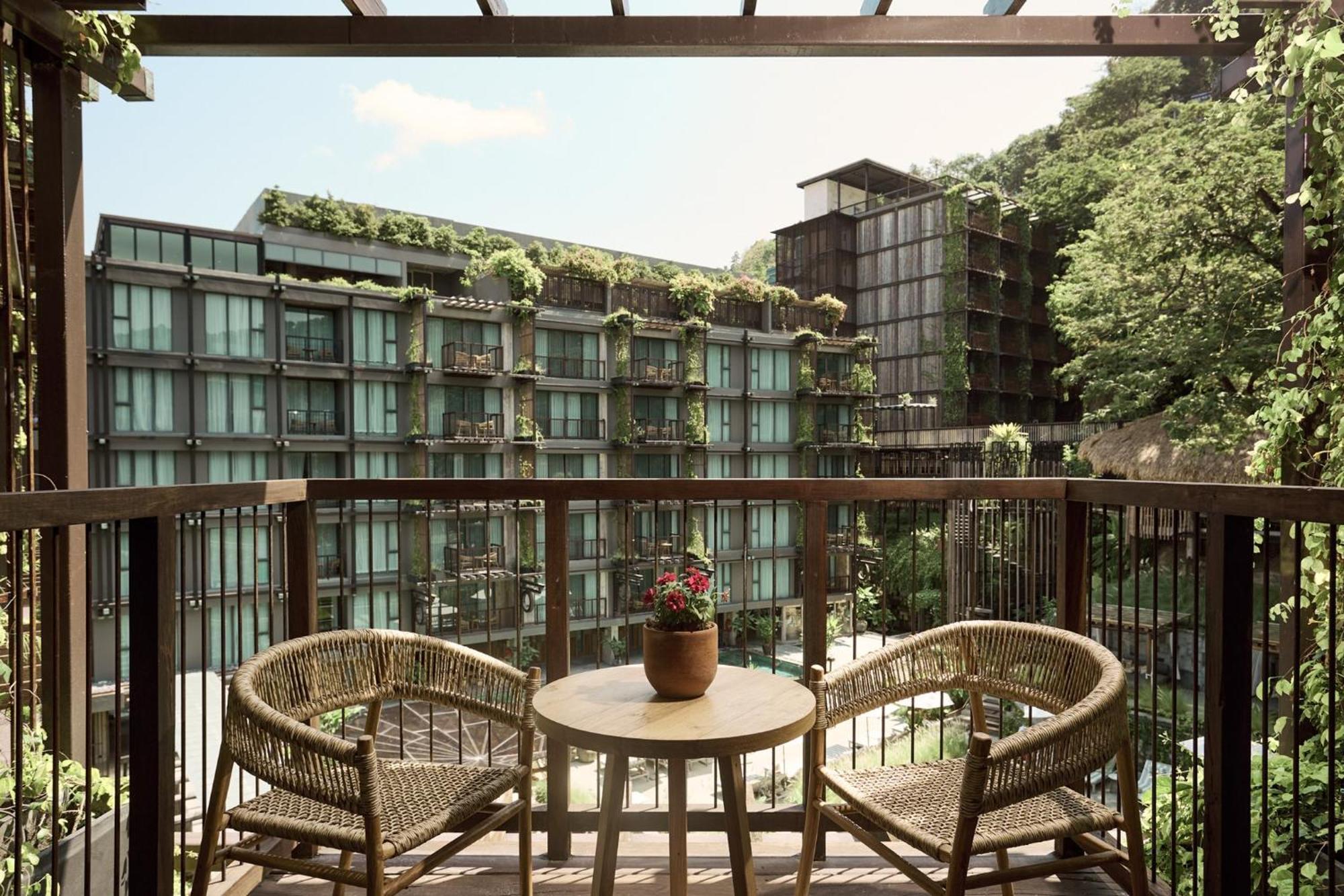 منتجع دينسو Patong المظهر الخارجي الصورة The hotel's courtyard